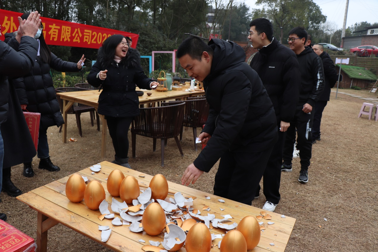 尊龙凯时人生就搏雨棚年会砸金蛋